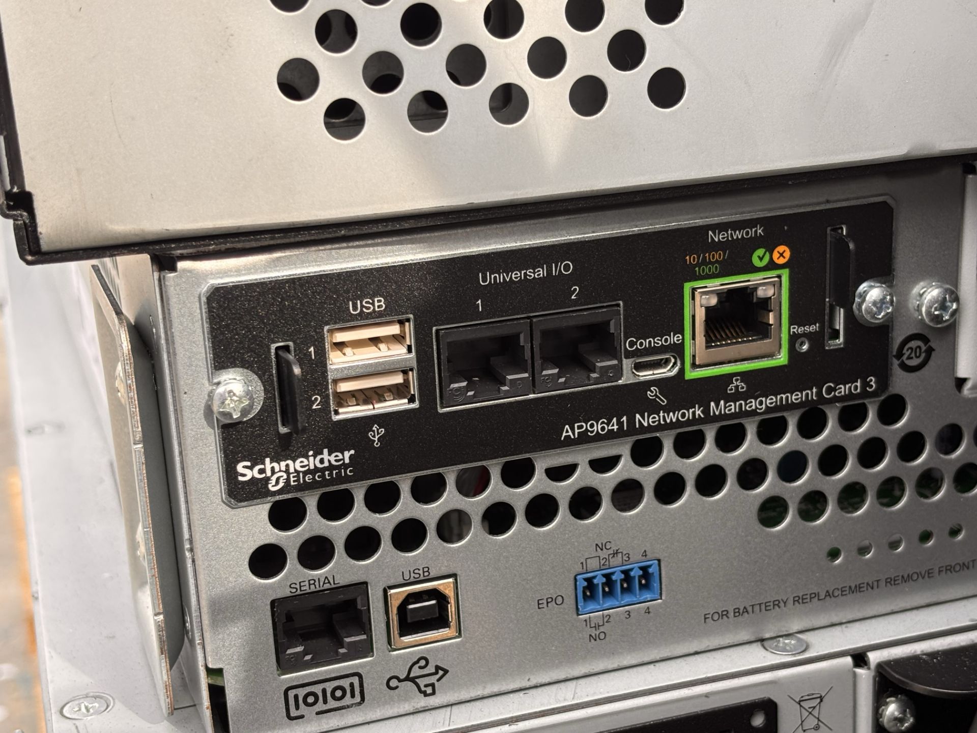 APC SMT3000RM2UNC Smart-UPS 3000VA LCD RM 2U 120V w/ Schneider APC9641 Network Card - Image 4 of 10