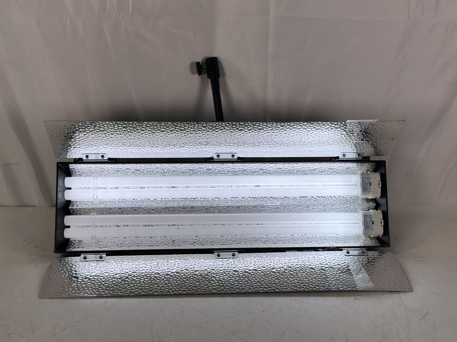 Lot of 3 Impact Fluorescent Product Photography Lights, including Impact FRC-24 READY COOL 4-Lamp Fl - Image 8 of 11