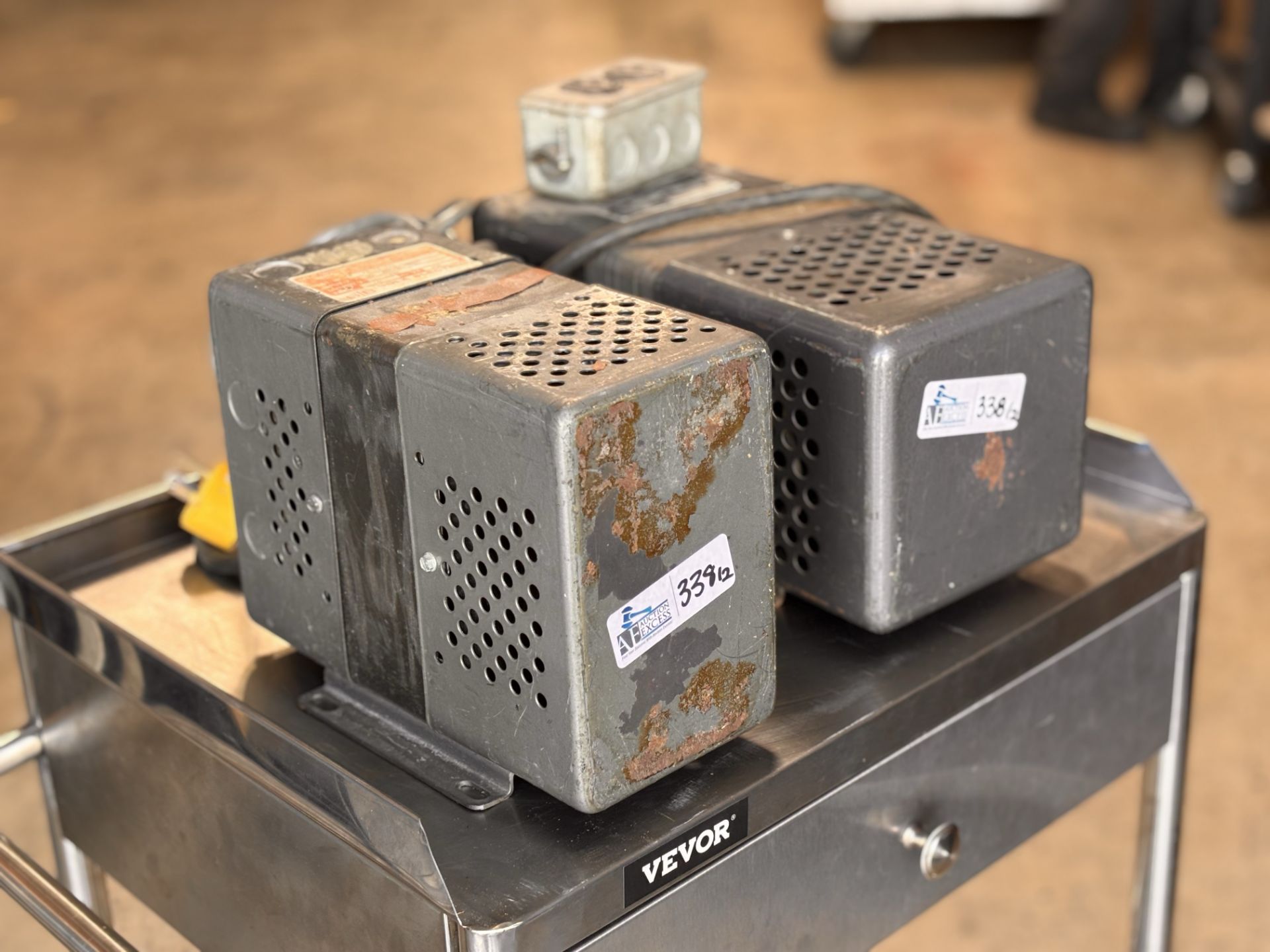 Lot of 2 Sola Transformers: Sola 23-22-125 Constant Voltage Transformer, Sola CVN-1 Constant Voltage - Image 2 of 7