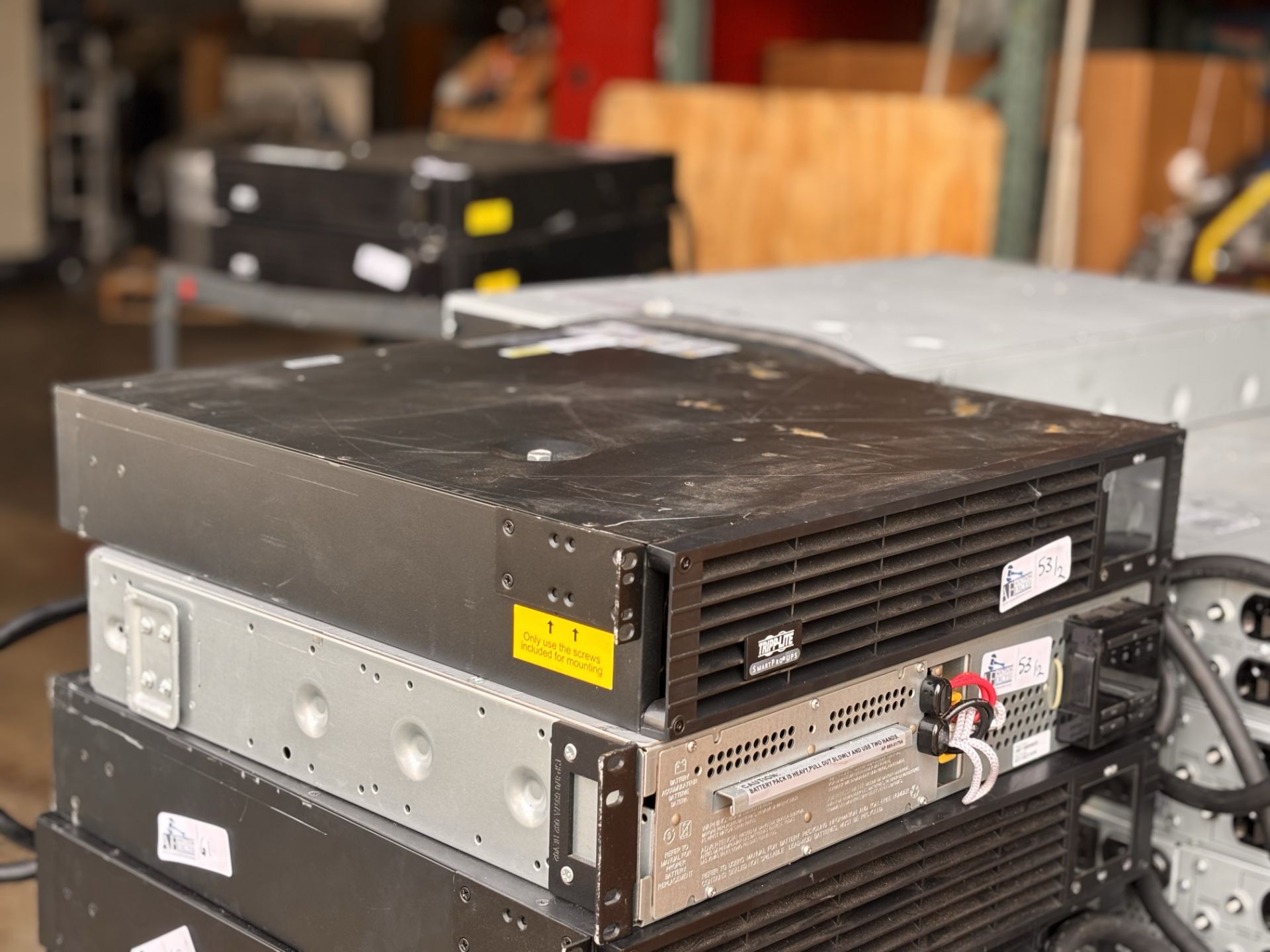 Lot of 2 UPS', Tripp Lite SMART3000RMXL2U 120V 3kVA 2.88kW UPS + APC Smart-UPS 1500 SMT1500RM2U UPS - Image 2 of 12