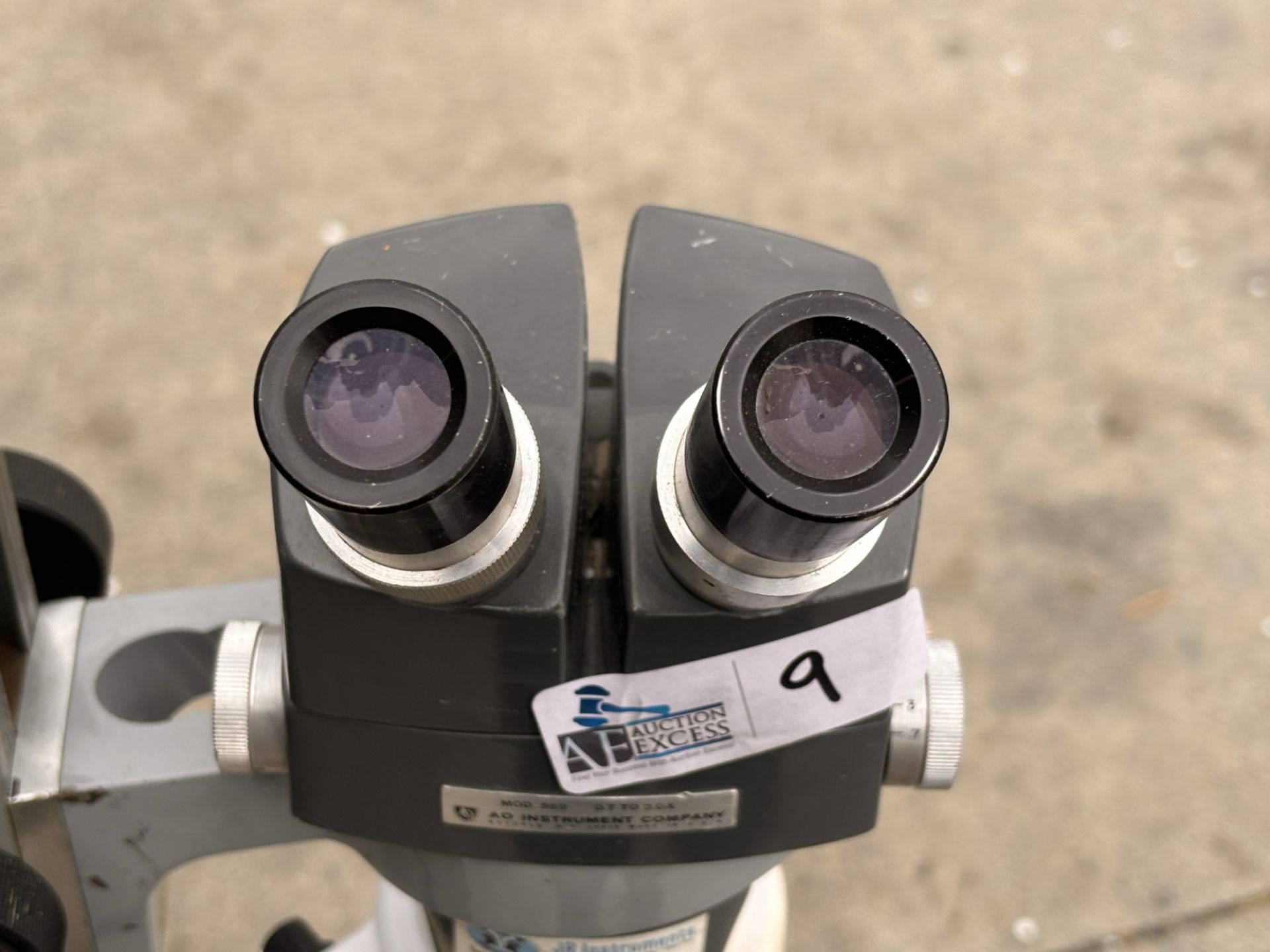 American Optical 569 Star Stereo Zoom Microscope w/ Arm, Base and Eyepieces - Image 13 of 20