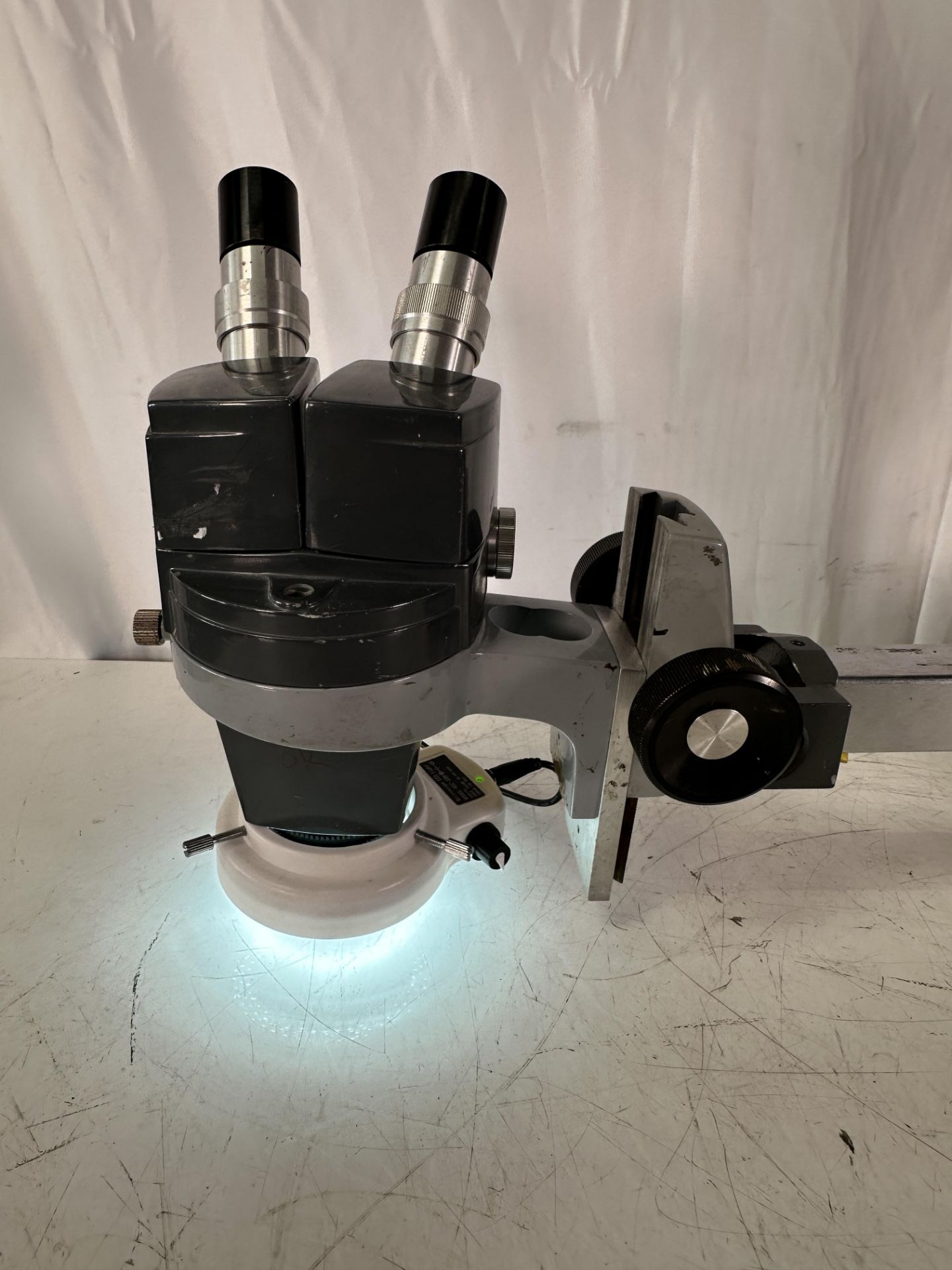American Optical 569 Star Stereo Zoom Microscope w/ Arm, Base and Eyepieces - Image 2 of 20