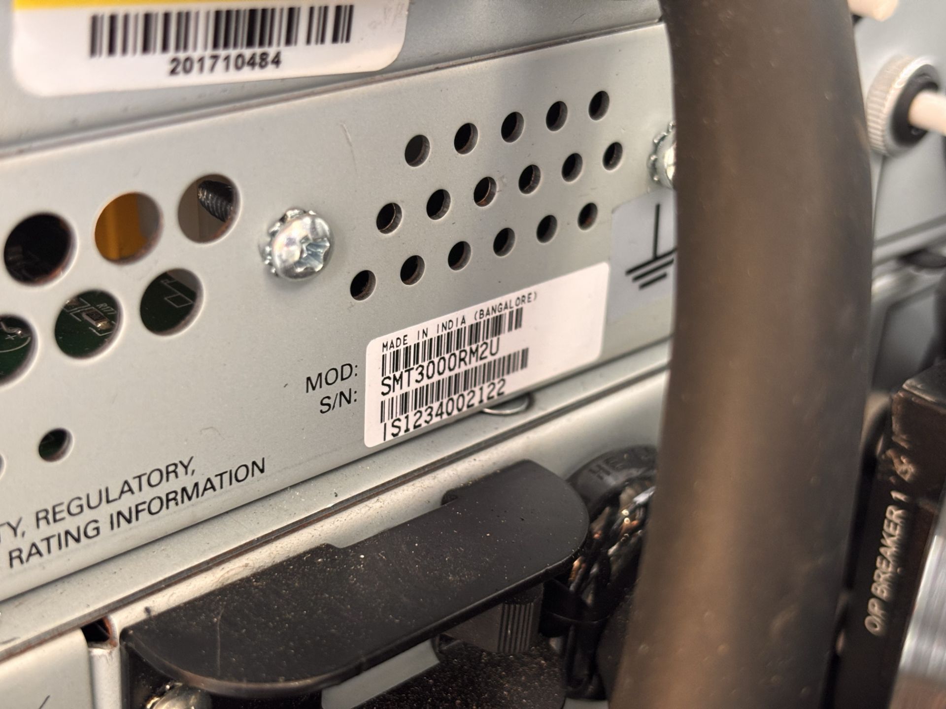 Lot of 2 APC SMT3000RM2U Smart-UPS 3000VA Rackmount UPS' w/ Schneider AP9640 Network Management Card - Image 13 of 13