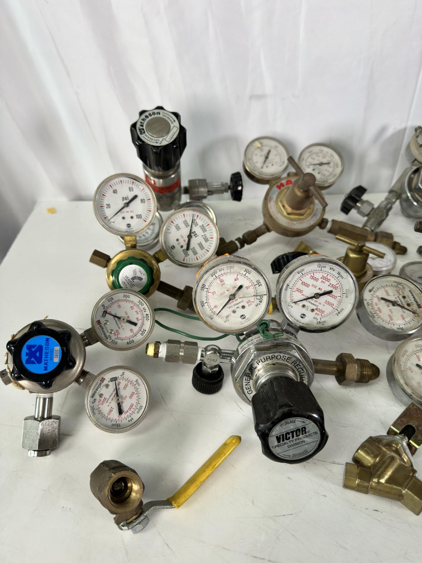 Lot of Pressure Gauges and Regulators including Matheson Hydrogen Regulator W/ GAUGE 63-3122, Mathes - Image 2 of 4