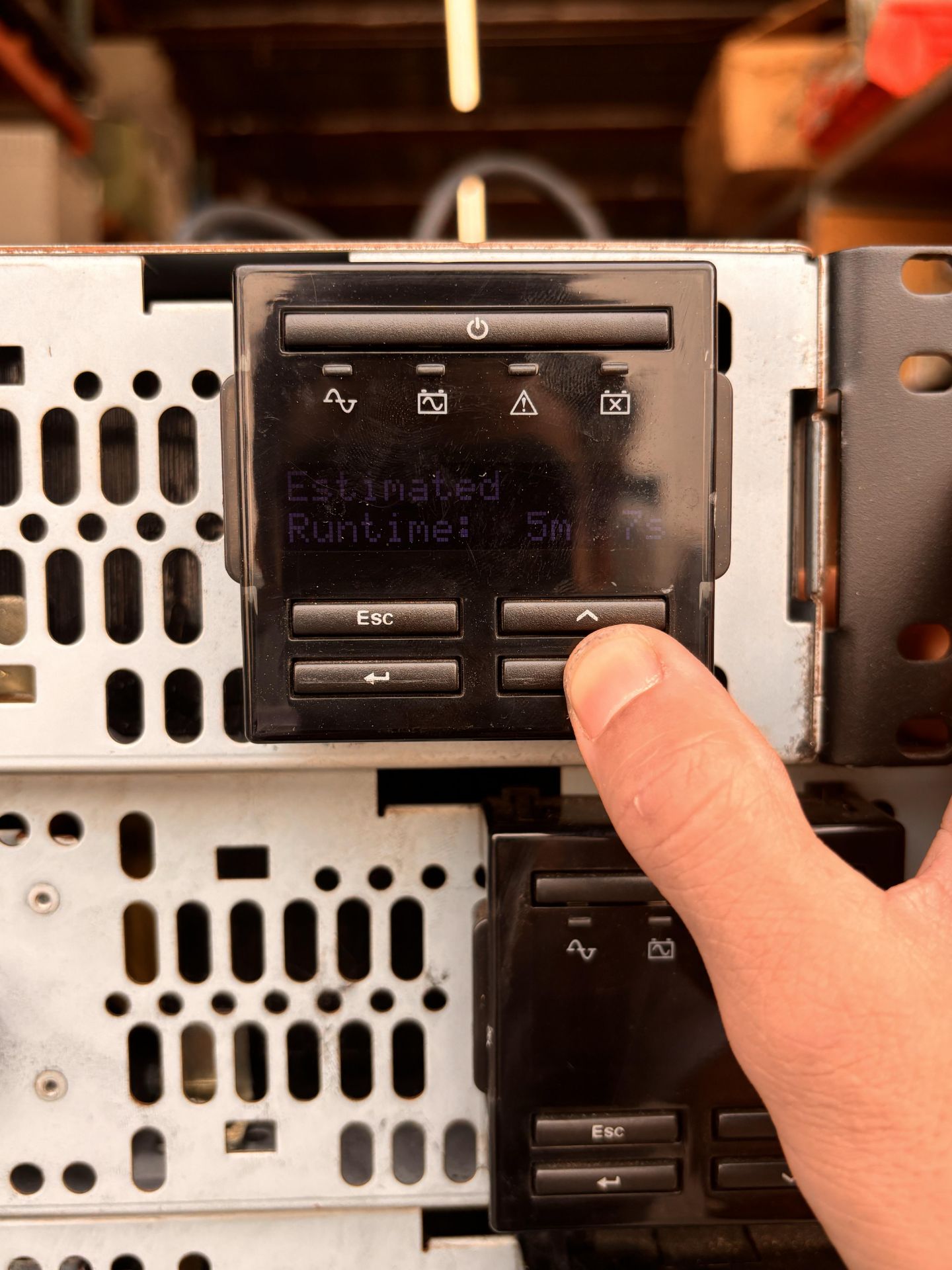 Lot of 2 APC SMT3000RM2U Smart-UPS 3000VA Rackmount UPS' w/ Schneider AP9640 Network Management Card - Image 10 of 13