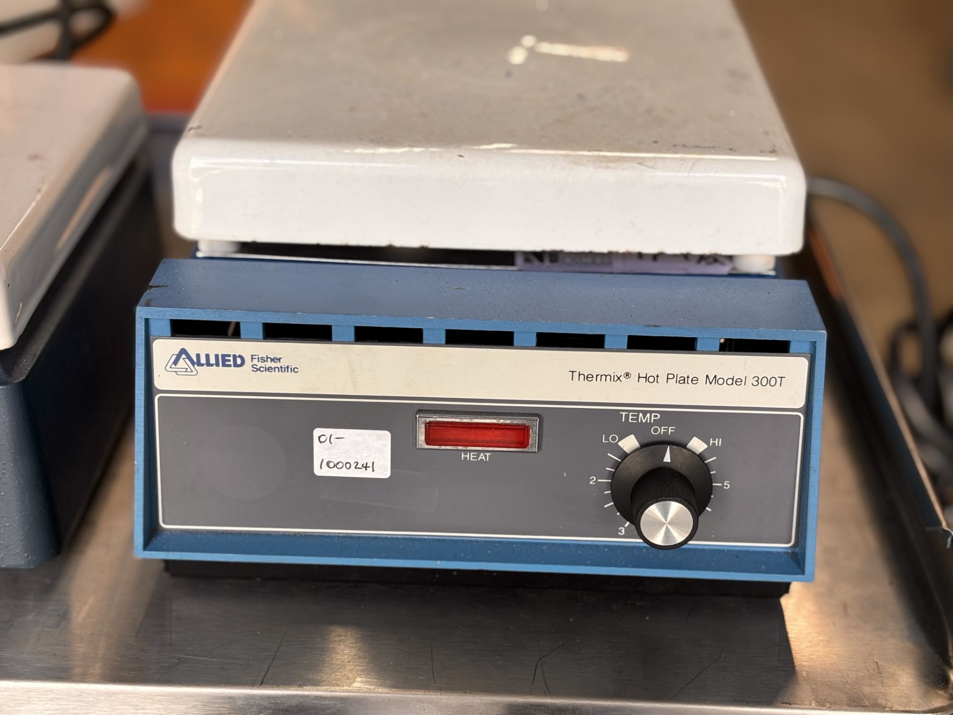 Lot of 2 Fisher Scientific Hot Plates including Fisher Scientific Thermix 300T, Fisher Scientific 11 - Image 2 of 8