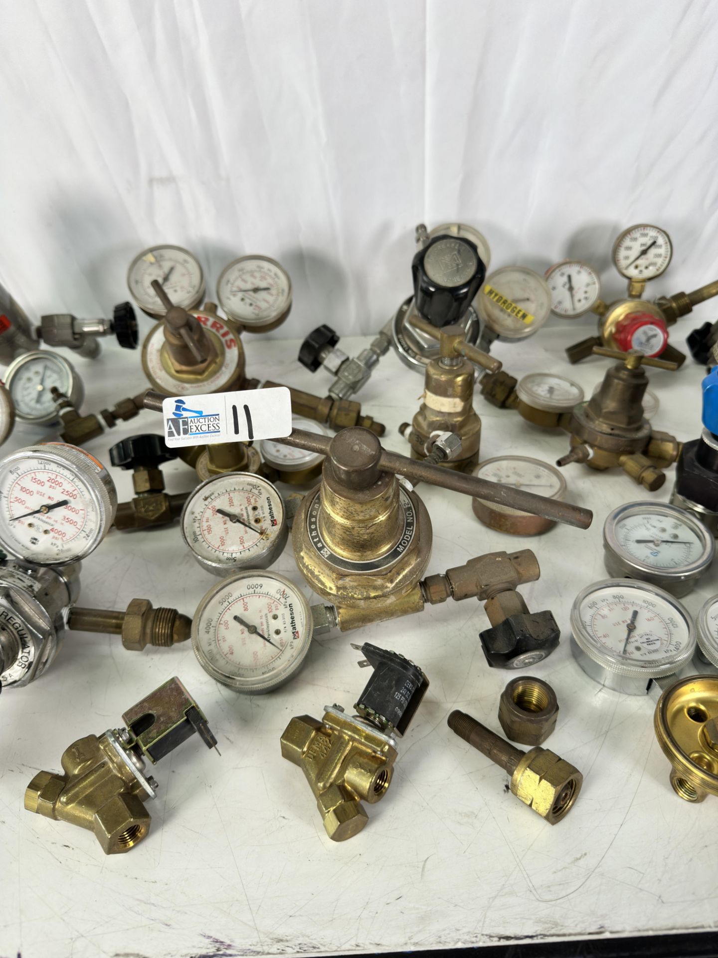 Lot of Pressure Gauges and Regulators including Matheson Hydrogen Regulator W/ GAUGE 63-3122, Mathes - Image 3 of 4