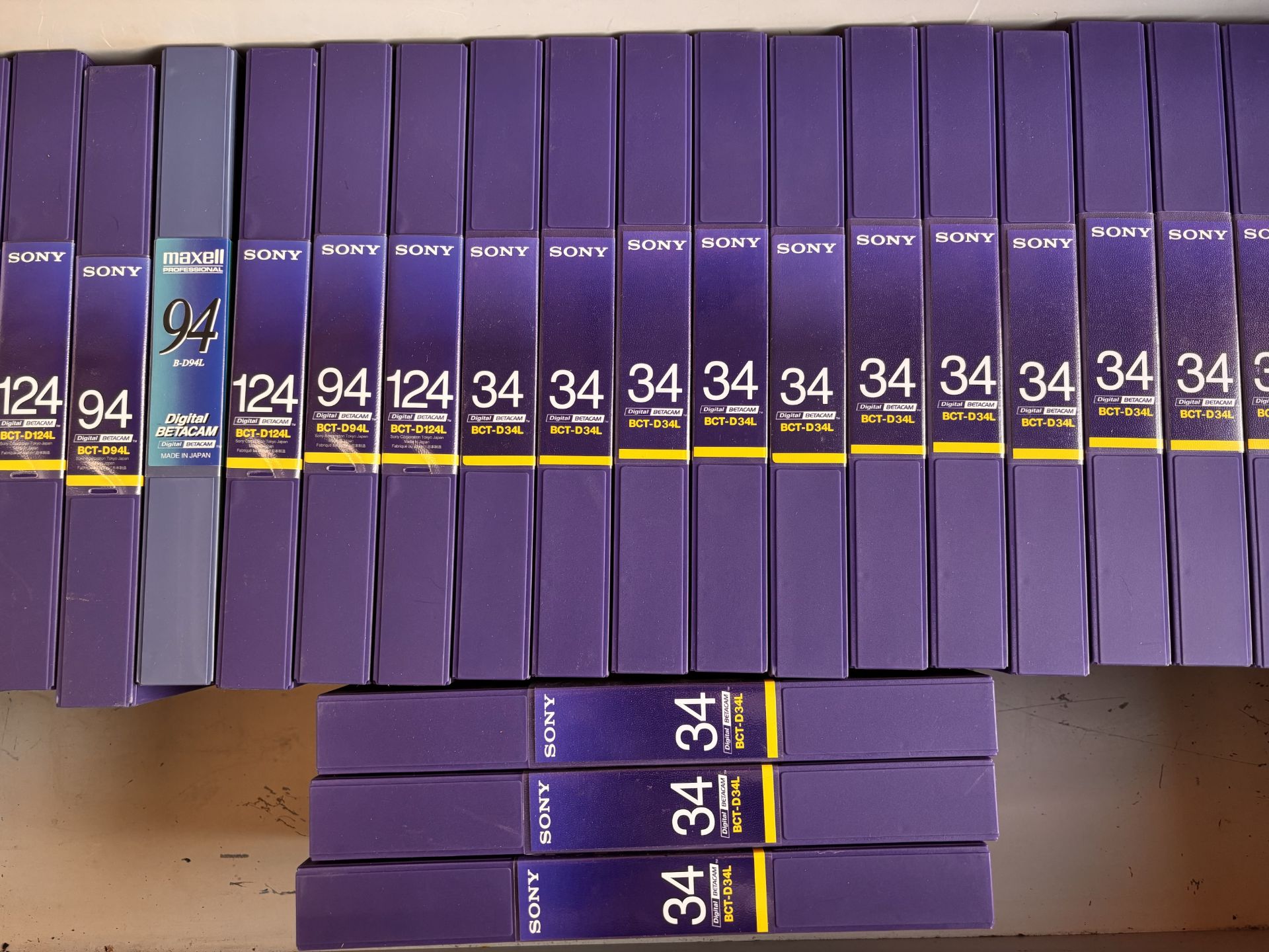 Lot of 25 Sony / Fuji Digital Betacam (DigiBeta) Tapes Including BCT-D124L, D321 Betacam, BCT- D94L - Image 3 of 5