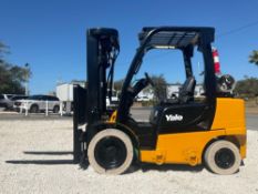 2017 YALE FORKLIFT MODEL GTP060VXNEA0087, LP POWERED, APPROX MAX CAPACITY 4650LBS, APPROX MAX HEI...