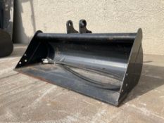 ( 1 ) UNUSED TILTING BUCKET ATTACHMENT FOR EXCAVATOR, APPROX 32In