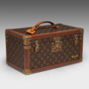 A Louis Vuitton 'Boite pharmacie' toiletry trunk in monogram canvas 40 x 22 x 23 cm. (15 3/4 x 8.66