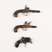 Zwei Pistolen und ein Bündelrevolver