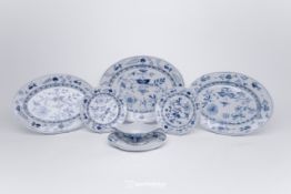 1 große Vorlegeplatte, 2 mittelgroße Vorlegeplatten, 2 Teller, 1 Sauciere, "Zwiebelmuster", KPM Ber