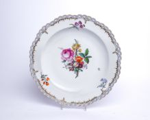 Rundplatte, KPM Berlin, um 1785, königsglatt, bemalt mit natürlichen Blumen, polychrom, goldverzier