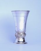 Becher, Silber 800, konischer Korpus mit Weindekor auf rundem Stand, H. 14.5 cm, 176 g, Rand sowie