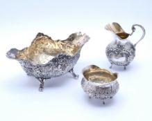 Anbietschale, Sahnegießer und Zuckerdose, Silber 800, Barockform mit floralem Dekor, H. 6 cm, 9 cm