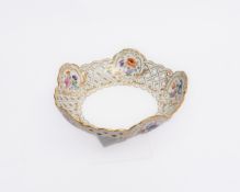 Durchbruchschale, Meissen, Schwertermarke, 1850-1924, 1. Wahl, Korbrand mit bunten Blumen in Reserv