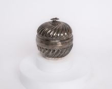 Deckeldose, Silber 900, Kugelform mit gedrehten Zungen, Blütenknauf, 10 cm hoch, ø 8.9 cm, ca. 165