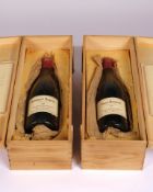 Zwei Flaschen historischer Rotwein in je einer Holzkiste, Henri de Villamont: „Collection du Docteu