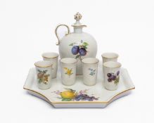 Likör- oder Schnapsgarnitur, Meissen, Schwertermarke, polychrome Malerei Früchte, Goldrand, bestehe