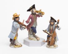 3 Figuren der Affenkapelle, Meissen, 1. Wahl, polychrom gefasst, bestehend aus: Waldhornbläser, Gei