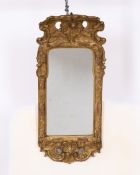 Rokoko-Spiegel, Louis XV, um 1750, der Giebel nach vorn geneigt mit durchbrochenen Rocaillen, 72 x 