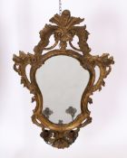 Rokoko-Spiegel mit Leuchterarm, Italien, um 1765, der Rahmen in Holz geschnitzt und mit reichem dur