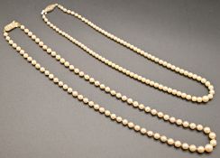 Zwei Perlenketten, Silber- und Goldverschluss