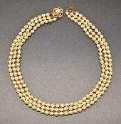 Dreireihige Perlenkette