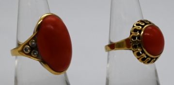 Goldringe mit Korallen