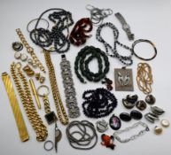 Modeschmuck Konvolut, Diverse Ketten und Rine und Ohrstecker