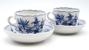 Meißen Zwiebelmuster: 2 Tassen mit Untertassen