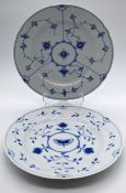 2 x Bing & Grøndahl Teller, Musselmalet und Schmetterling Motiv, 24 cm