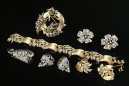 9 Teile Trifari Vintage Schmuck: Weiß-Messingmetall Set mit Strasssteinen und blauem Emaille (Paar 