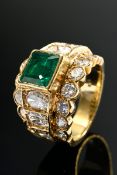 Breiter Gelbgold 750 Ring mit Smaragd Carrée (ca. 1.80ct, geölt), 6 ovalen Brillanten (zus. ca. 1.6