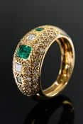 Gelbgold 750 Bandring mit 3 Smaragd- und 2 Diamantcarrés in Achtkantdiamant Pavé (zus. ca. 0.50/SI-