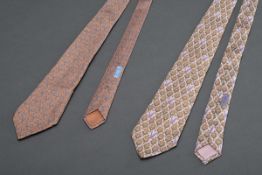 2 Hermès Seiden Krawatten: "Blumen" in altrosé (7184 UA) und "Trensenwirbel" in lachs-blau (7217 UA