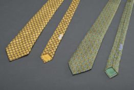 2 Hermès Seiden Krawatten: "Trense" in beige-braun (7059 TA) und "Anker mit Ornamenten" in grün-vio