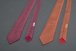 2 Hermès Seiden Krawatten: "Chaîne d'Ancre H" in dunkelrot-silber (810 MA) und "Vierecke" in rot-go