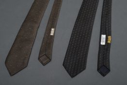 2 Hermès Seiden Krawatten: "Segelknoten" in braun und "Chain d'ancre" in dunkelblau-gold, L. 140cm,