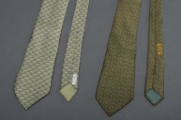 2 Hermès Seiden Krawatten: "Kordel" in grün (5062 PA) und "Kettenglieder" in grün-gold (7318 EA), L