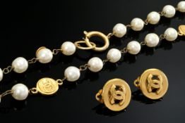 3 Diverse Teile vergoldeter Chanel Vintage Modeschmuck: Paar CC Logo Ohrclips (Ø 2cm) und lange Ket