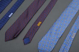 3 Hermès Seiden Krawatten: "Trense im Kreis" in mittelblau-grau (7202 UA), "Graphisches Muster" in 