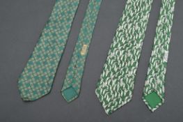 2 Hermès Seiden Krawatten: "Calla" in grün-weiß (7359 PA) und "Trense" in grün-gold (7002 UA), L. 1