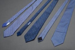 3 Hermès Seiden Krawatten: "Kleine Karos" in blau-silber glänzend, "Ornamente" in blau (782 MA) und