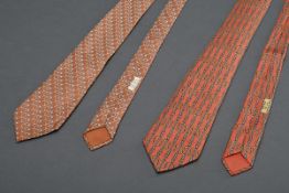 2 Hermès Seiden Krawatten: "Trense" in orange-blau (597 SA, Schild fehlt) und "Schmucktrense" in or