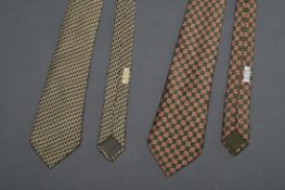 2 Hermès Seiden Krawatten: "Trense" in khaki-orange (7059 TA) und "Kette" in braun-bronze (7327 EA)