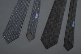 2 Hermès Seiden Krawatten: "Trense und Tau" in braun-gold (760 UA) und "Glieder" in olive-blau (703