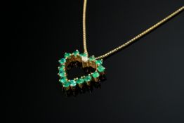 Zartes Gelbgold 750 Herzcollier mit kolumbianischen Smaragden (zus. ca. 0.41ct) und kleinem Brillan