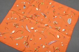 Hermès Seiden Gavroche "Fleurs et Plumes" in orange, Entw.: Leigh P. Cooke 2006, 42x42cm, Original 